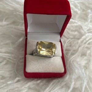 Large stoned light yellow ring, Sz 9